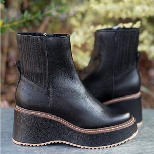Like new! Dolce Vita Hilde Boots. Black. Size 6.